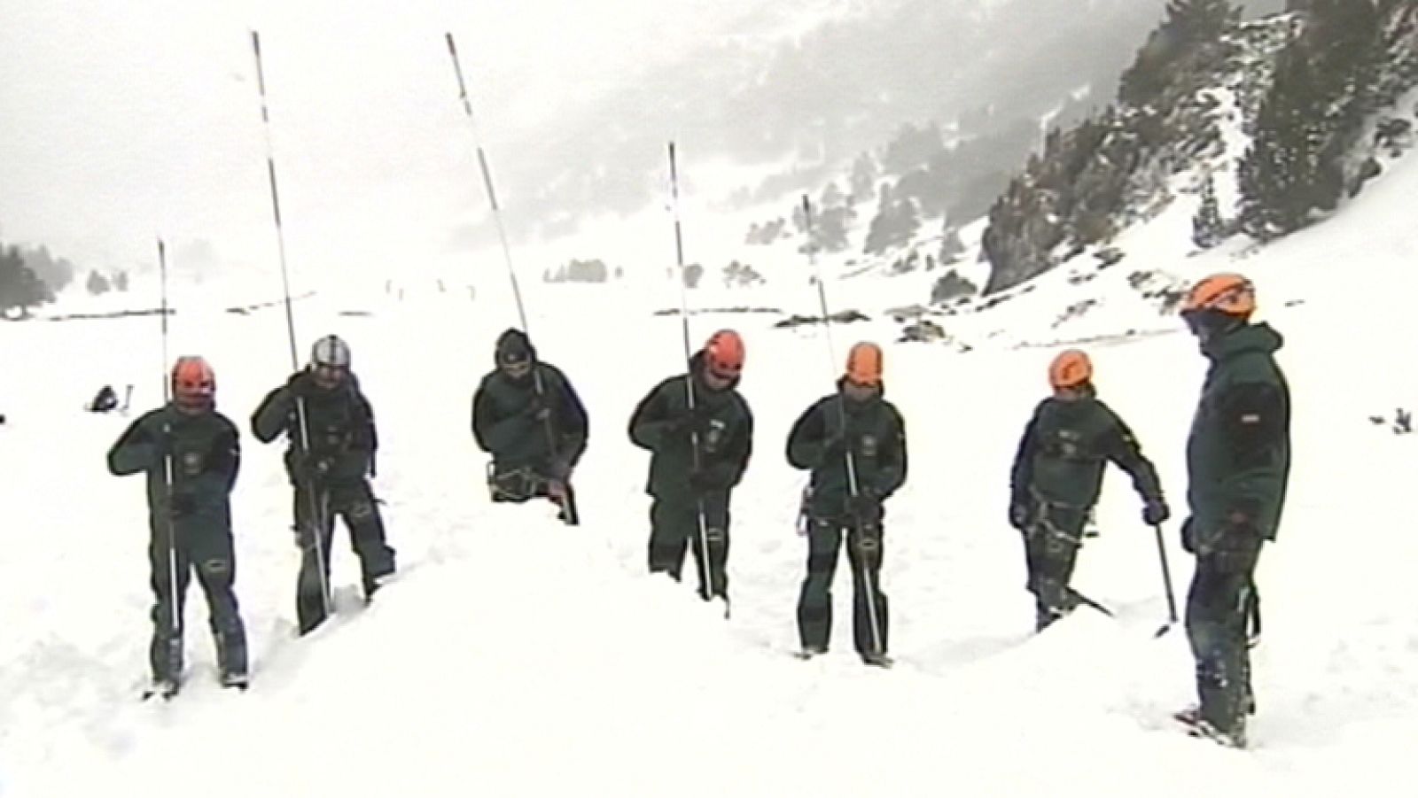 Los equipos de rescate se entrenan a diario con condiciones climáticas adversas