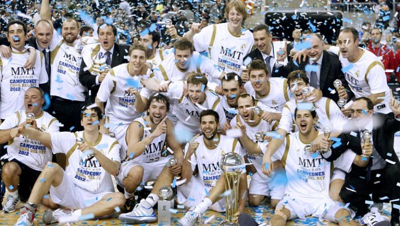 El entrenador madridista, satisfecho ante las cámaras de TVE por el triunfo de su equipo en la final de Copa frente al regal Barcelona.