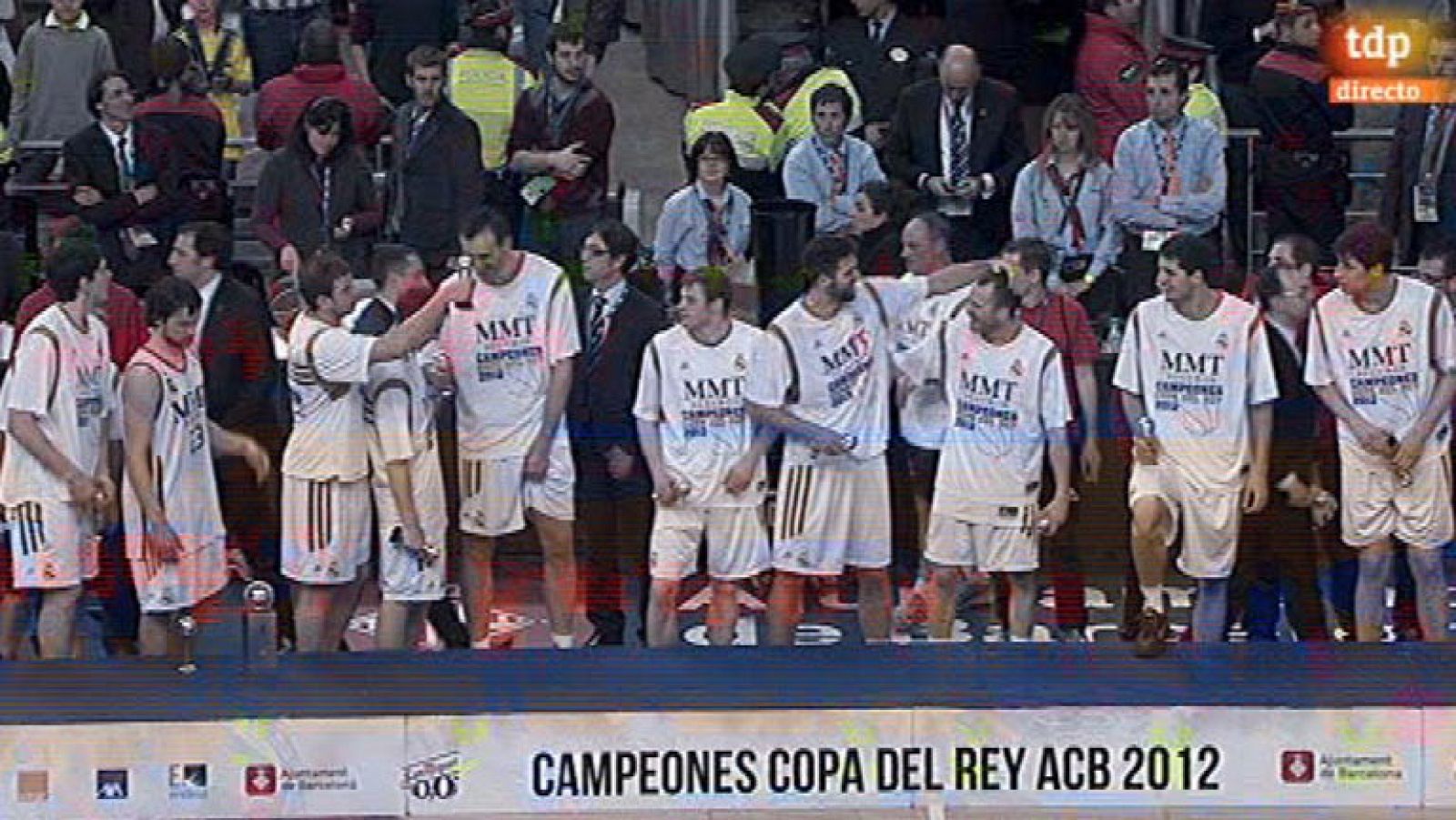 Ceremonia de entrega del trofeo que le acredita al Real Madrid como campeón de la Copa del Rey de baloncesto 2012.