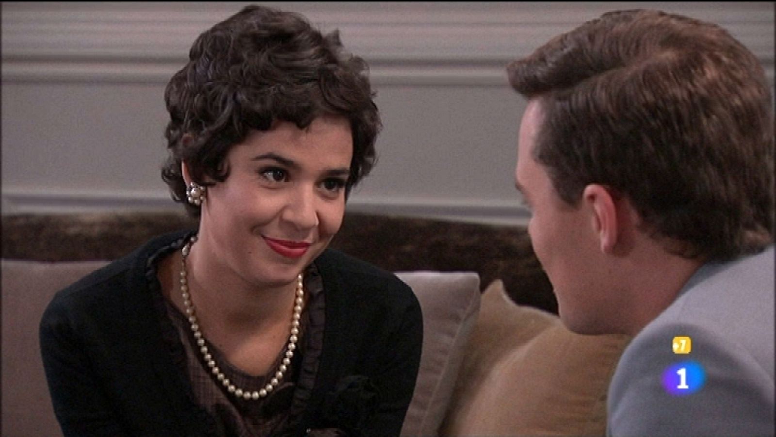 Amar en tiempos revueltos - T7 - Capítulo 116 - Teresa le pregunta a Bonilla por Héctor, éste le responde que es una situación muy complicada para su jefe tenerla tan cerca - Ver ahora