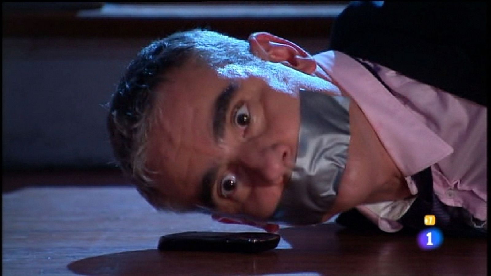 La casa de al lado - Capítulo 72 - Adolfo llama a Rebeca y le deja una prueba en la caja de seguridad del banco de la culpabilidad de Gonzalo Ibáñez - Ver ahora