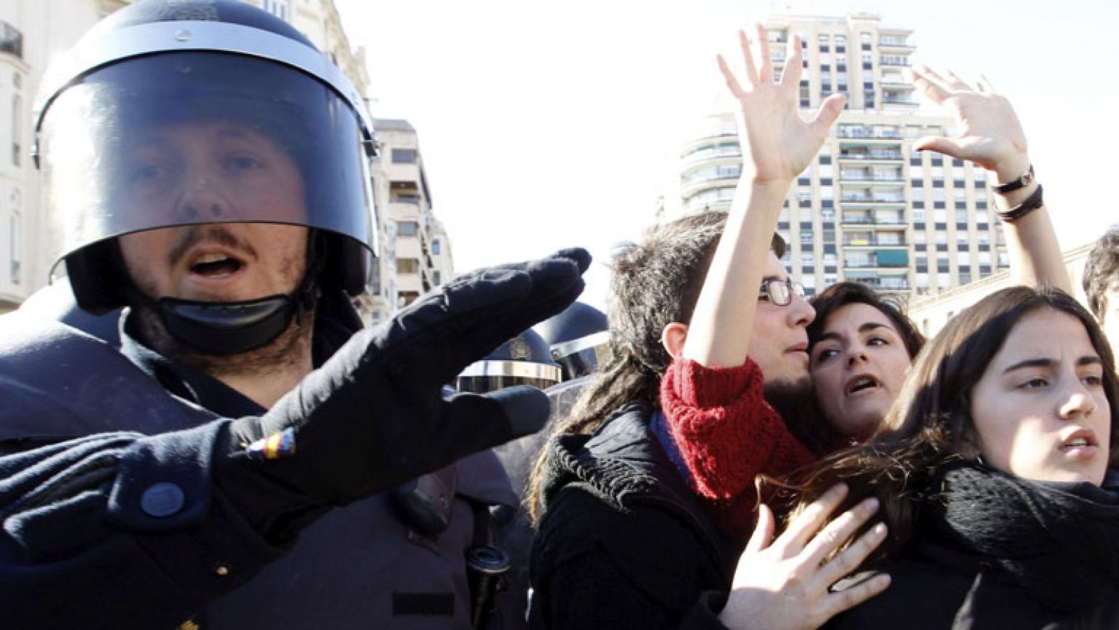 La policía de Valencia avisa a los manifestantes antes de las cargas - Informativo 24h | Ver