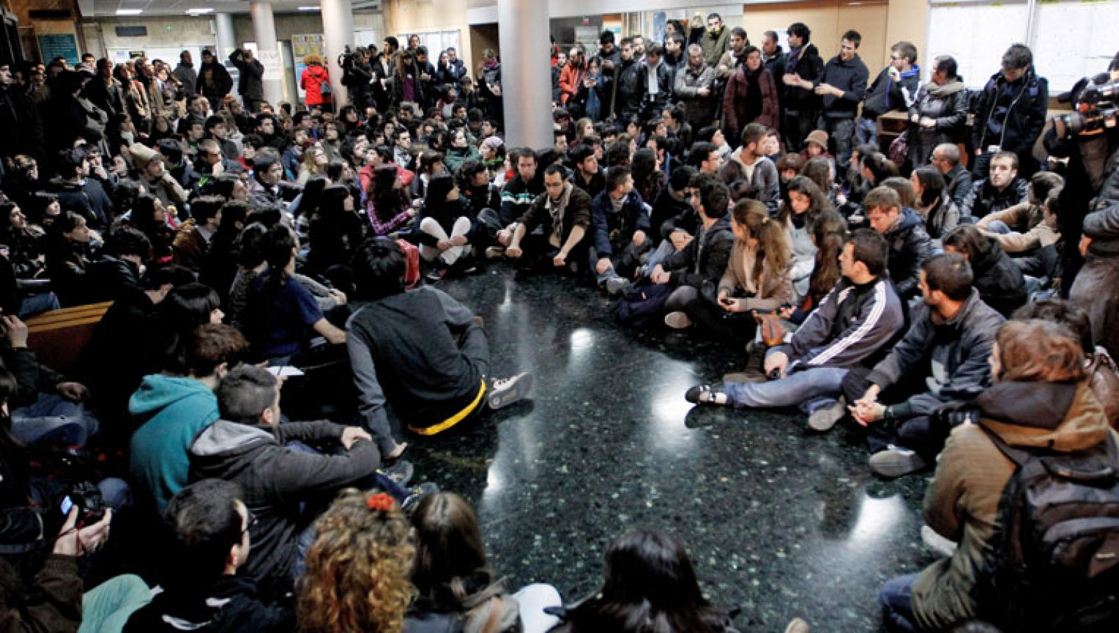 Los estudiantes encerrados en Valencia auguran una semana "dura" de protestas tras los incidentes