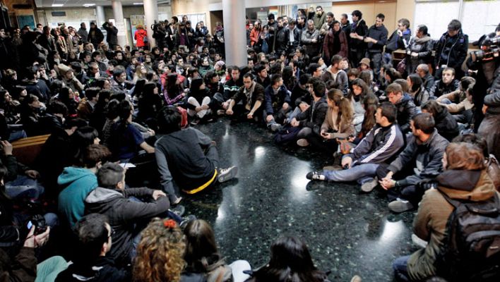 Informativo 24h - Los estudiantes encerrados en Valencia auguran una semana "dura" de protestas tras los incidentes