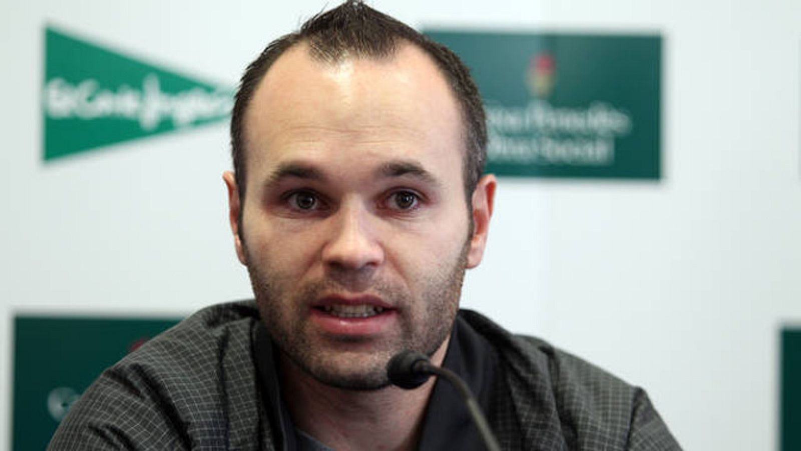 No se puede estar todo el día hablando de la renovación de Guardiola. Lo ha dicho Iniesta cuando le han preguntado por la preocupación de los jugadores en torno a la continuidad del técnico...Eso sí, el centrocampista azulgrana ha dicho que no piensa