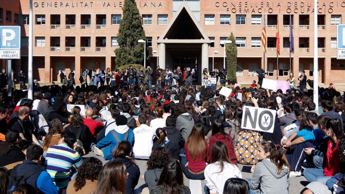 Telediario 1 - Enfrentamiento por los recortes