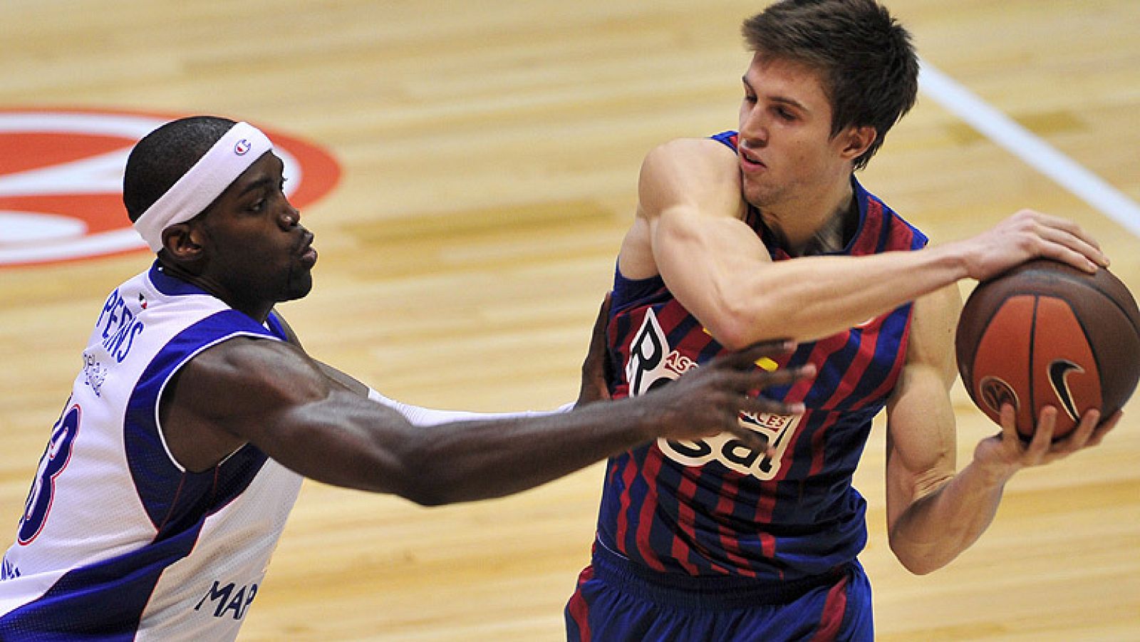 Liderato y cuartos. Objetivo conseguido para el Barça Regal en Cantú, donde se ha impuesto 62-63 en un sufrido final en el que dos libres de Navarro y una buena defensa sobre Basile resultaron claves.