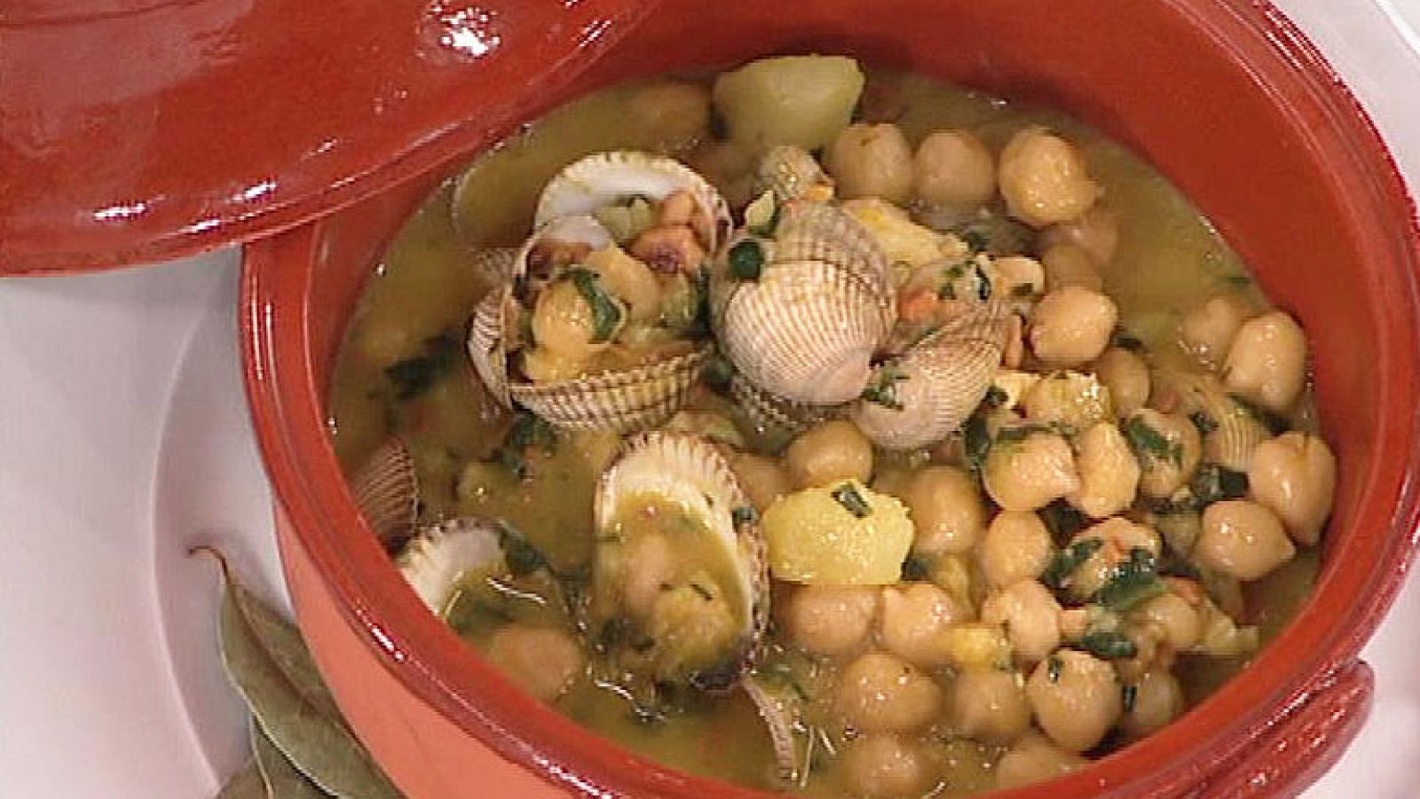 Saber Cocinar - Potaje de bacalao con mini pizzas de hojaldre - 24/02/12 - RTVE Cocina | Ver