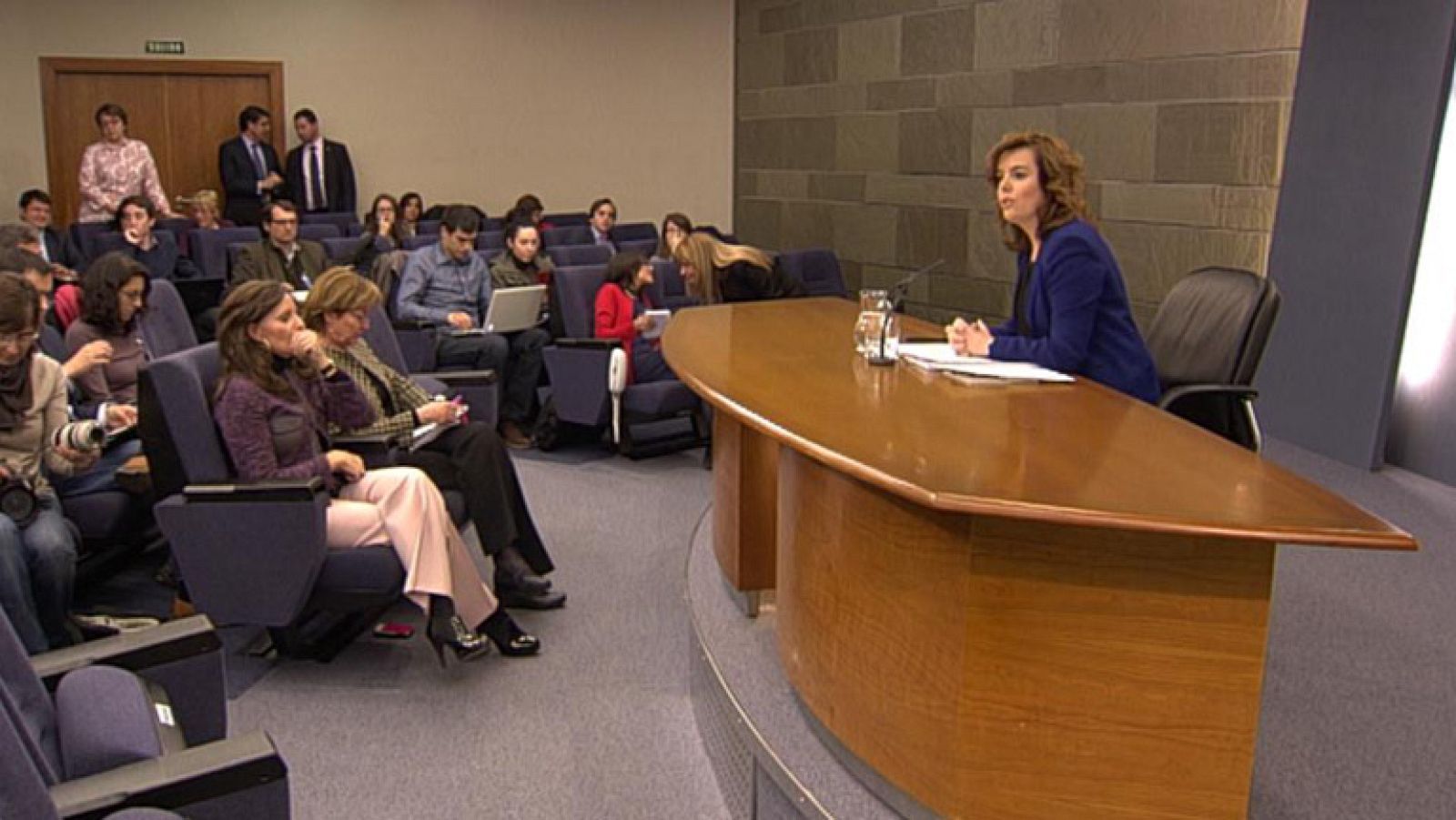 Telediario 1 en cuatro minutos - 24/02/12