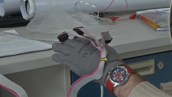 Telediario 1 - Inventan un guante que permite detectar síntomas de enfermedades neurodegenerativas
