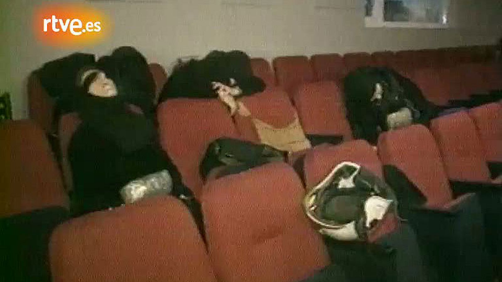 La primera crisis terrorista seria con Putin como presidente se produjo en el mismo Moscú, en el teatro Dubrovka, cuando un comando checheno secuestró a cientos de personas y a los actores que representaban la obra.