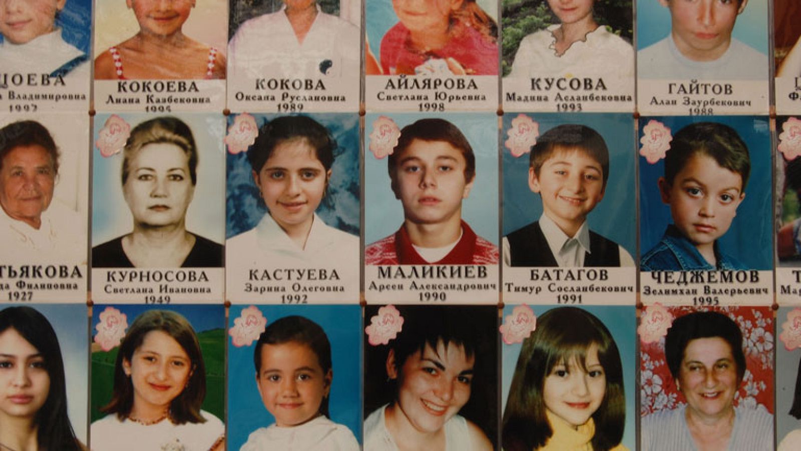 Beslán se queda en silencio después de la muerte de 380 personas en el asalto a la escuela de Beslán, que había sido tomada con 1.100 personas en su interior por parte de terroristas separatistas chechenos en ingusetios.