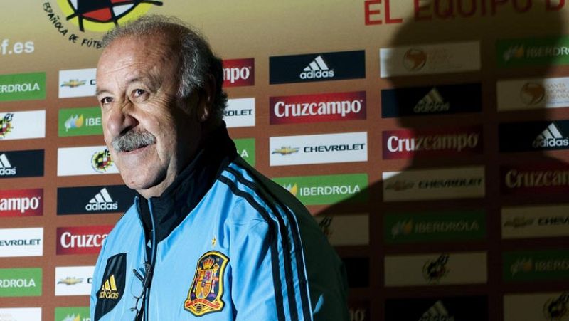 La selección española está ya en Málaga desde este martes para disputar al día siguiente el amistoso ante Venezuela. Único ensayo para el seleccionador español antes de dar la lista de la Eurocopa. Vicente del Bosque ha comparecido en la capital mala