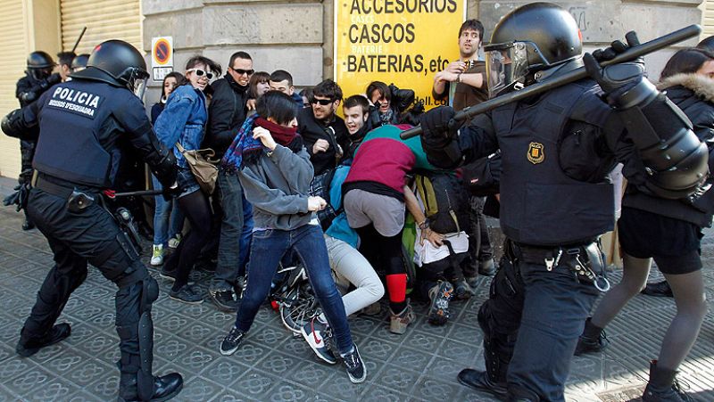 Dos detenidos en los disturbios de la manifestación de estudiantes en Barcelona