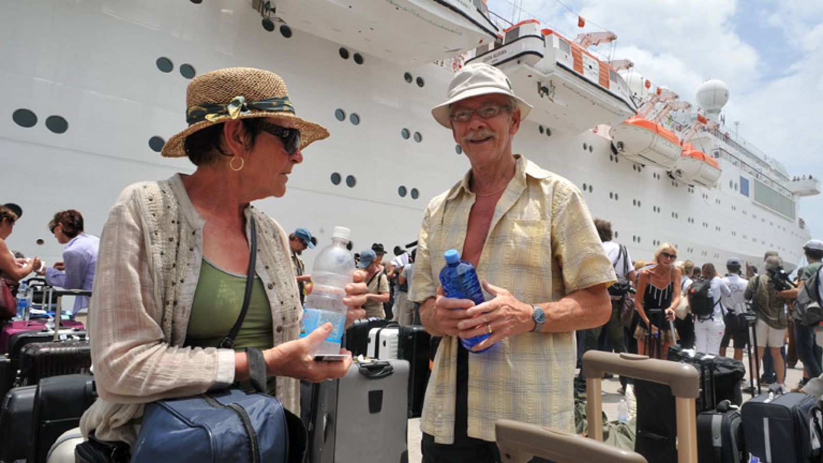 Los viajeros del Costa Allegra narran su odisea a bordo del barco sin electricidad