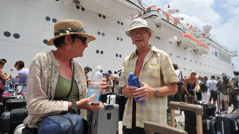 Los viajeros del Costa Allegra narran su odisea a bordo del barco sin electricidad