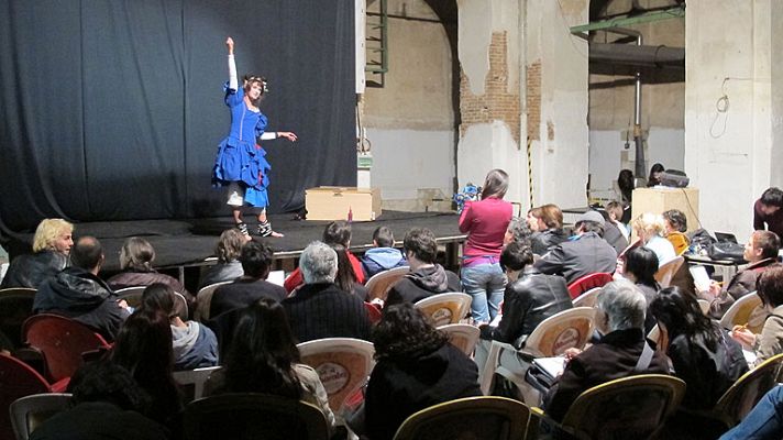 El cómic en RTVE.es - Participantes en Dibujo Madrid realizando sus dibujos sobre 'Alicia en el país de las Maravillas'