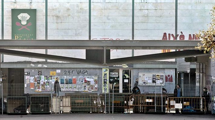  - Estudiantes catalanes han vuelto a cortar la AP-7 y la B-30 como protesta ante los recortes
