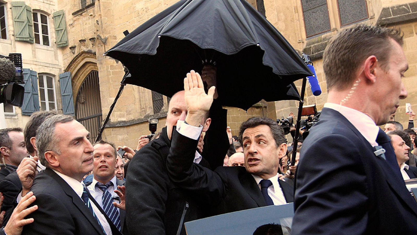 Nicolás Sarkozy es recibido con pitidos y abucheos en su visita al País Vasco francés - Informativo 24h | Ver