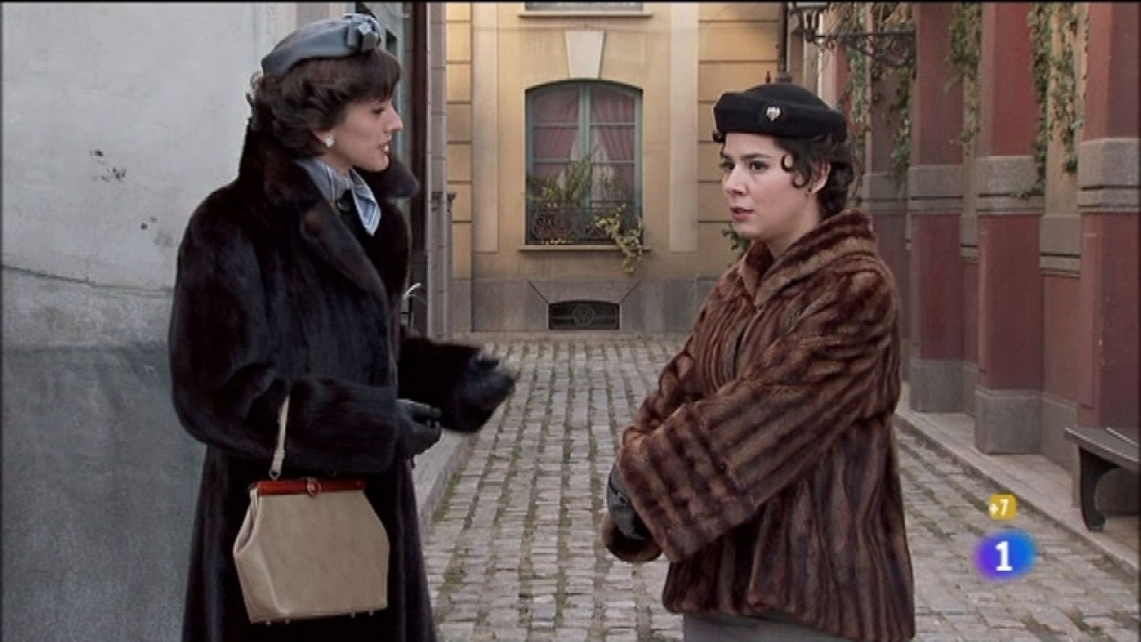 Amar en tiempos revueltos - T7 - Capítulo 125 - Rocío chantajea a Ana con unas fotos íntimas con Teresa - Ver ahora