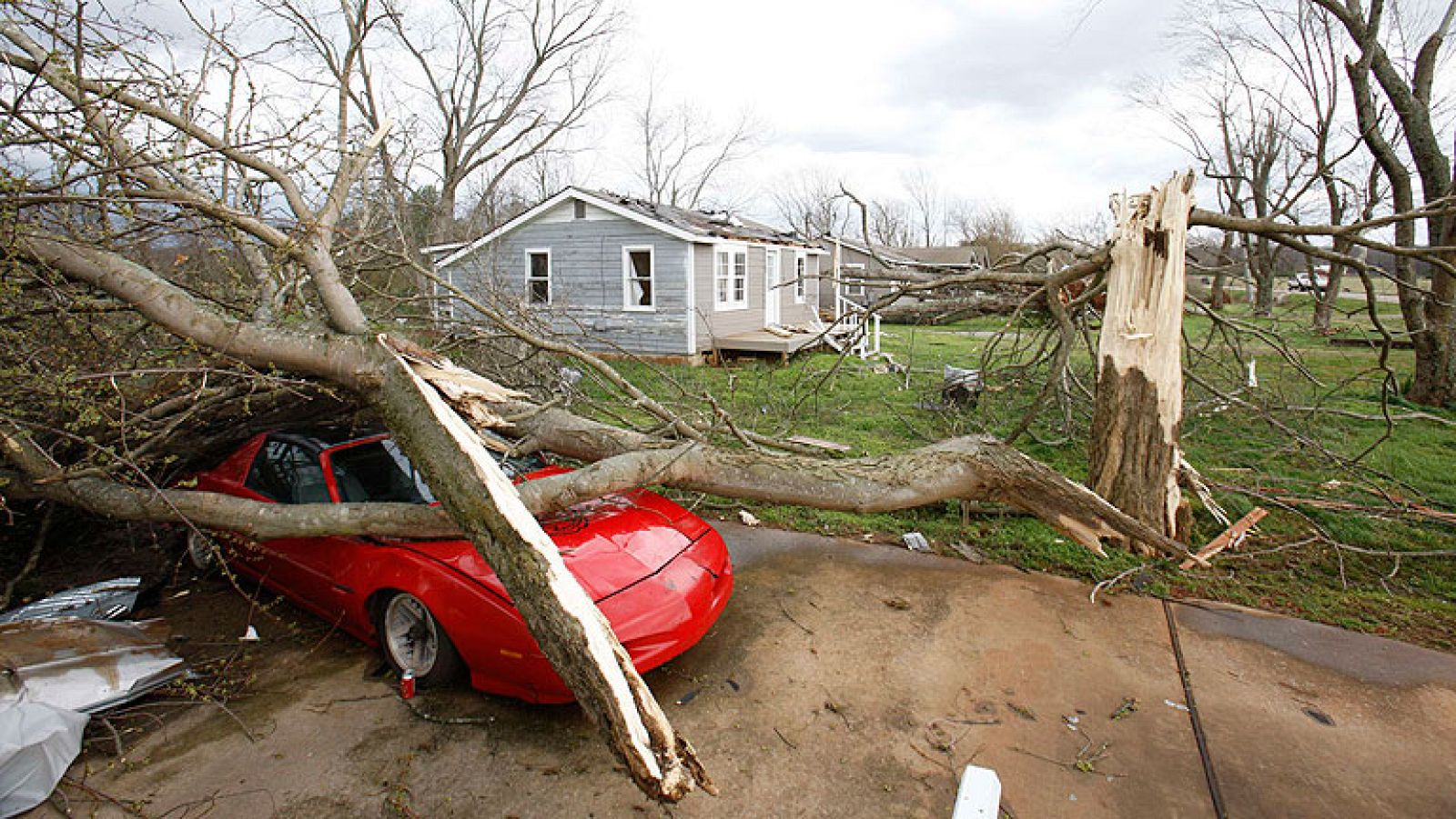 Varios muertos a causa de los tornados en EE.UU. - Informativo 24h | Ver