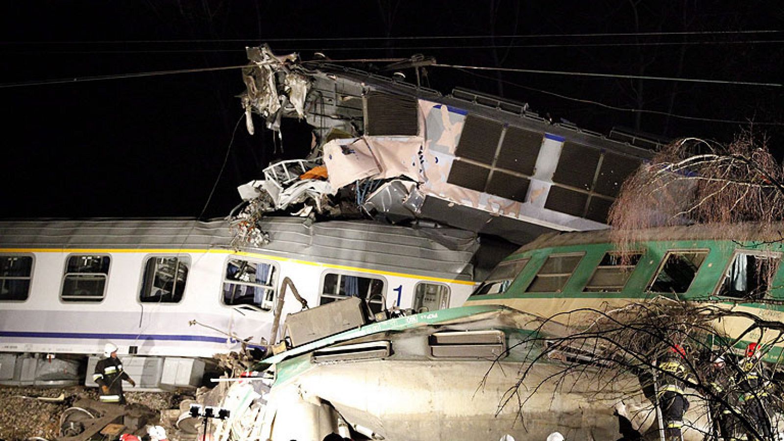 Al menos 14 muertos y 60 heridos en una colisión de trenes en Polonia - Informativo 24h | Ver