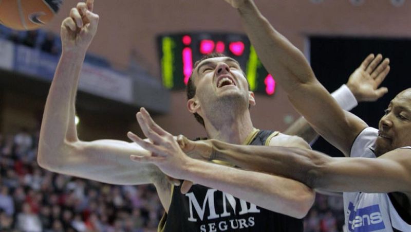 El Real Madrid ha dejado atrás su eliminación en la Euroliga esta misma semana para volcarse en la competición liguera con una cómoda victoria ante el Blu:sens Monbus (69-83)