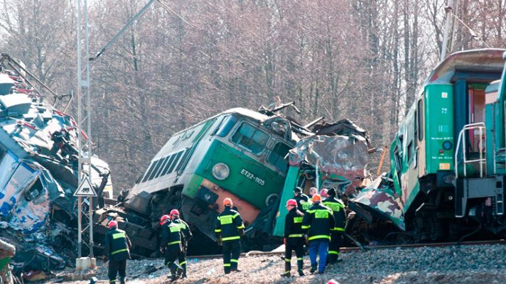 Telediario 1 - 16 muertos en accidente ferroviario