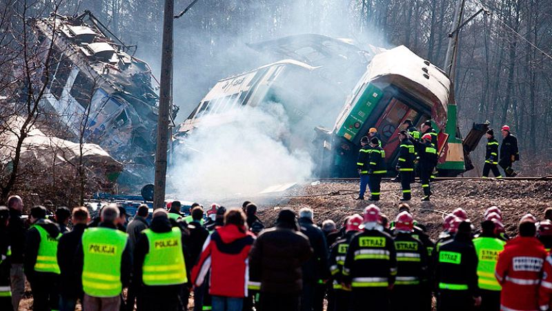 Indicios apuntan a un error humano como causa colisión de trenes en Polonia