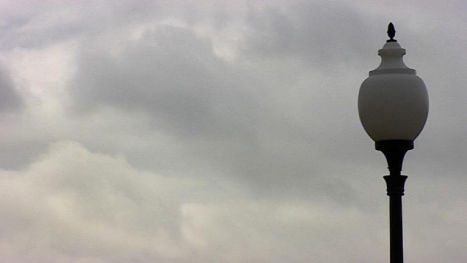 Continúan los cielos nubosos y bajan las temperaturas