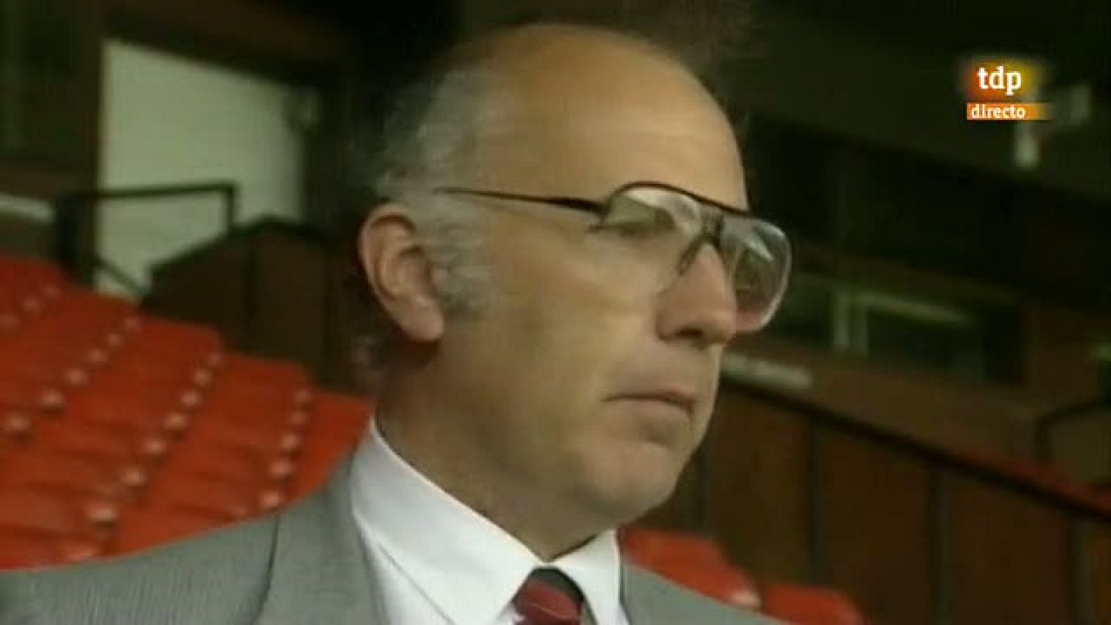 Imágenes retrospectivas del fútbol inglés en 1990, después de la tragedia de Heysel TVE visitó las instalaciones del Manchester United y del Aston Villa en Birmingham.