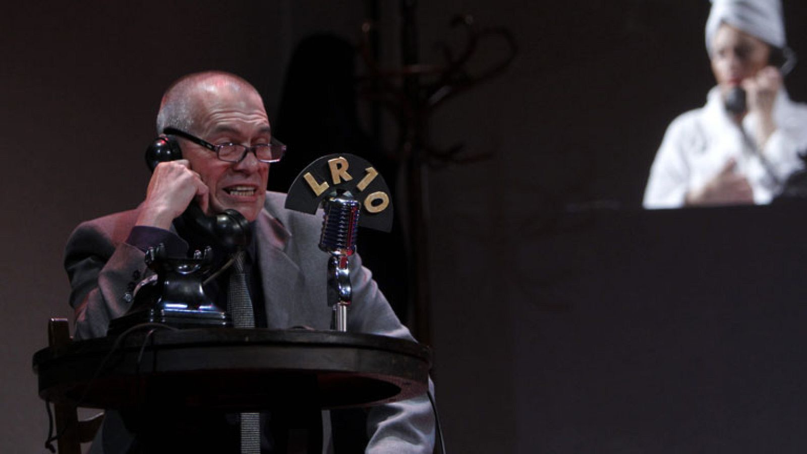 Teatro y radio se unen  en la obra de teatro "Como por un tubo"