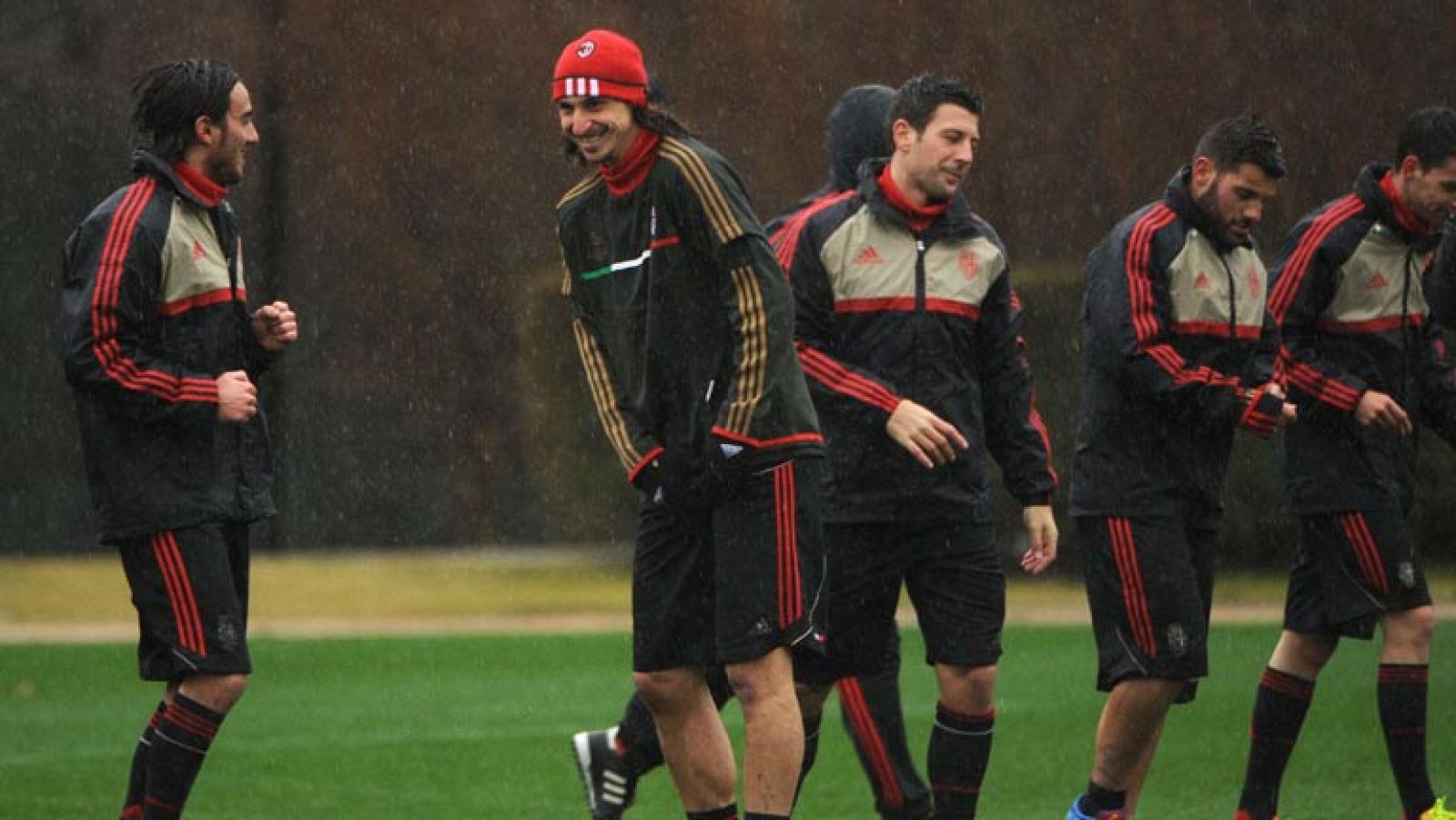 El conjunto 'rossonero' parte con ventaja de cuatro goles a cero en su eliminatoria de octavos de final de la Champions frente al Arsenal londinense.