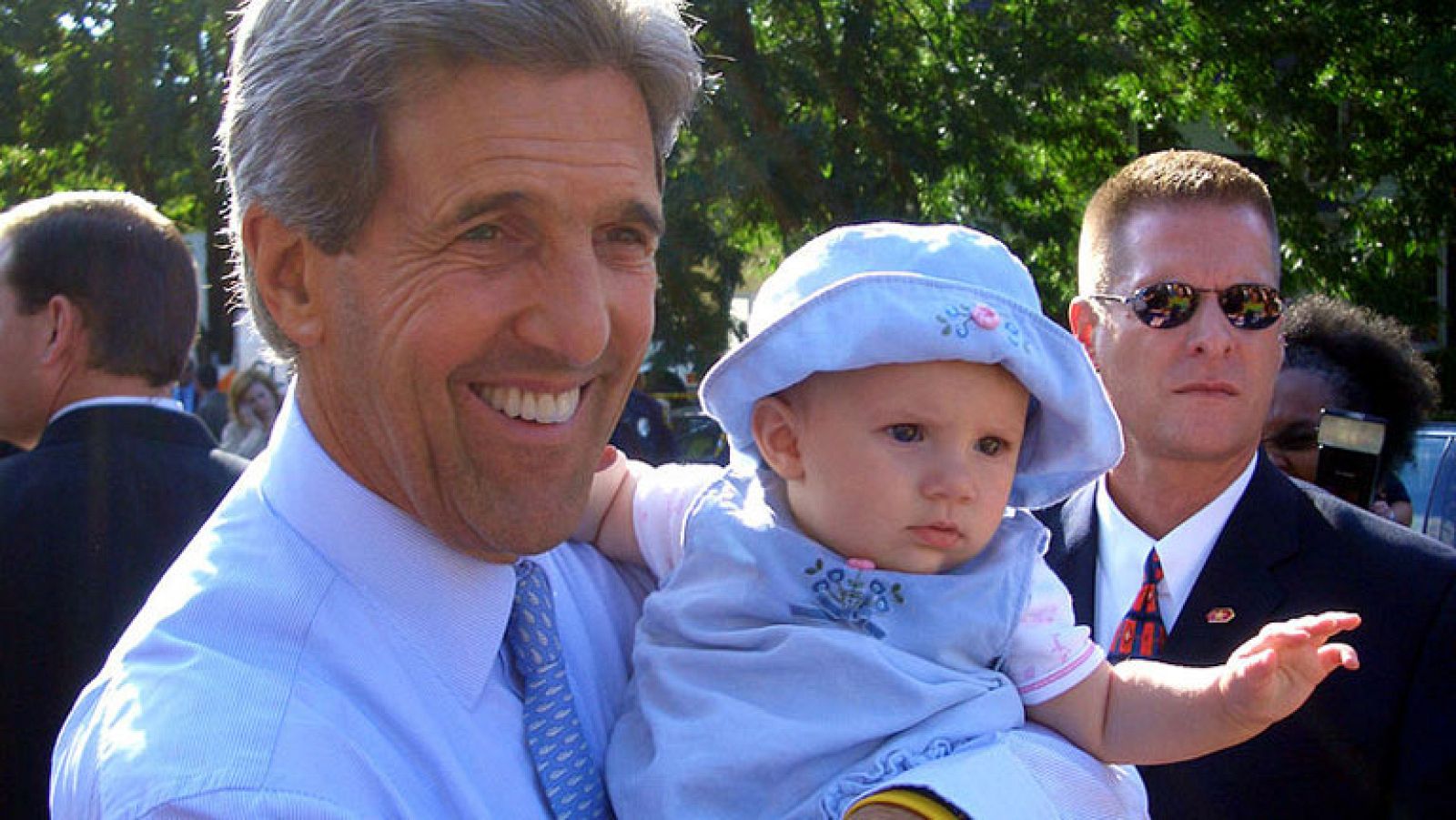 El senador Kerry gana en nueve de los diez estados de las primarias demócratas del Supermartes de 2004, entre ellos Nueva York y California. Su único rival, John Edawards, abandona la carrera electoral.