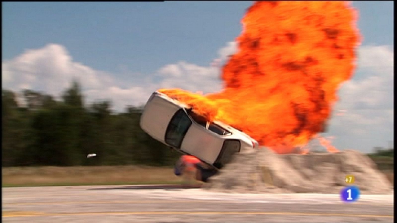 La casa de al lado - Capítulo 82 - Rebeca: sigue en el hospital en estado crítico, el médico les informa que tiene una lesión grave en el cerebro  - Ver ahora