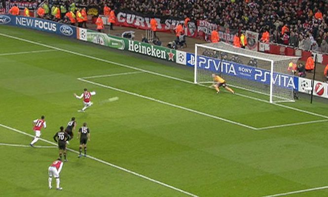 Champions League - El Arsenal roza la hazaña con Van Persie (3-0)
