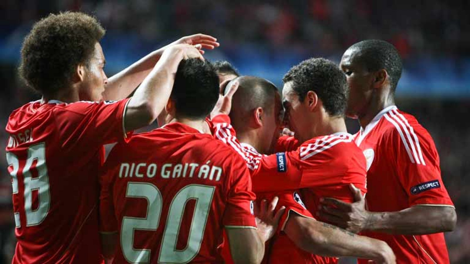 El jugador portugués del Benfica Nelson Oliveira ha marcado el segundo gol para su equipo, que ponía la guinda a una victoria que certificaba el pase a cuartos de final de Champions League para el equipo lisboeta.