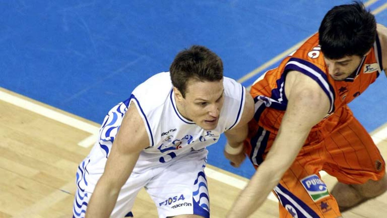 Después de dominar hasta por 15 puntos (25-40) el conjunto valenciano vio como Lucentum apretó en defensa e igualó el marcador cerca del final. En los últimos instantes, Rafa Martínez apareció para decidir.