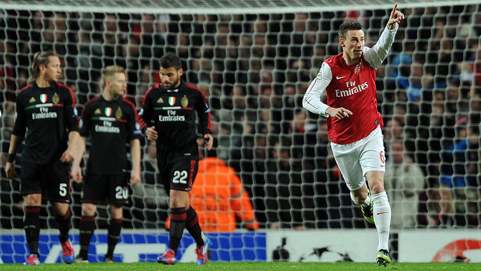 El Arsenal ha caído eliminado (3-0) de los octavos de final de la  'Champions League' a manos del AC Milan, pese a los tres goles que  firmaron los de Arsene Wenger en los primeros 45 minutos y que  hicieron presagiar una remontada histórica, que fin