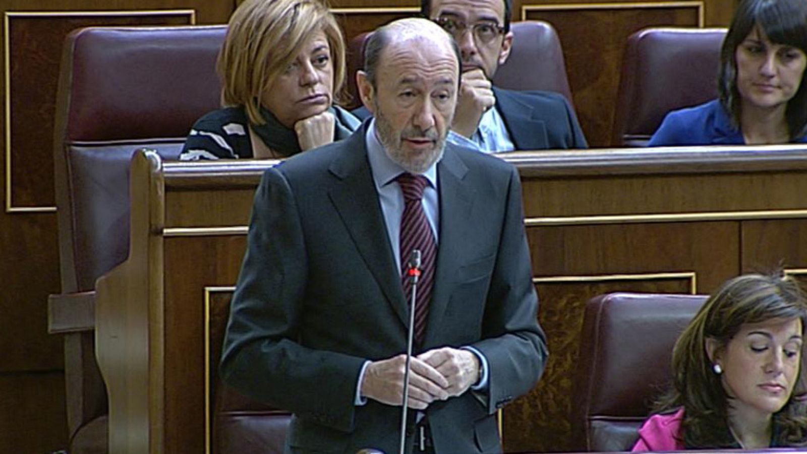 Rubalcaba pregunta a Rajoy sobre la reforma laboral en la sesión de control