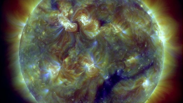 Telediario 1 - Una gran llamarada solar se acerca a la Tierra