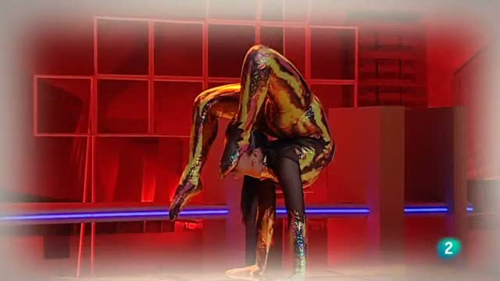 Todo cabe en el plató del programa: desde la flexibilidad de una mujer contorsionista hasta un coro de más de treinta voces africanas.