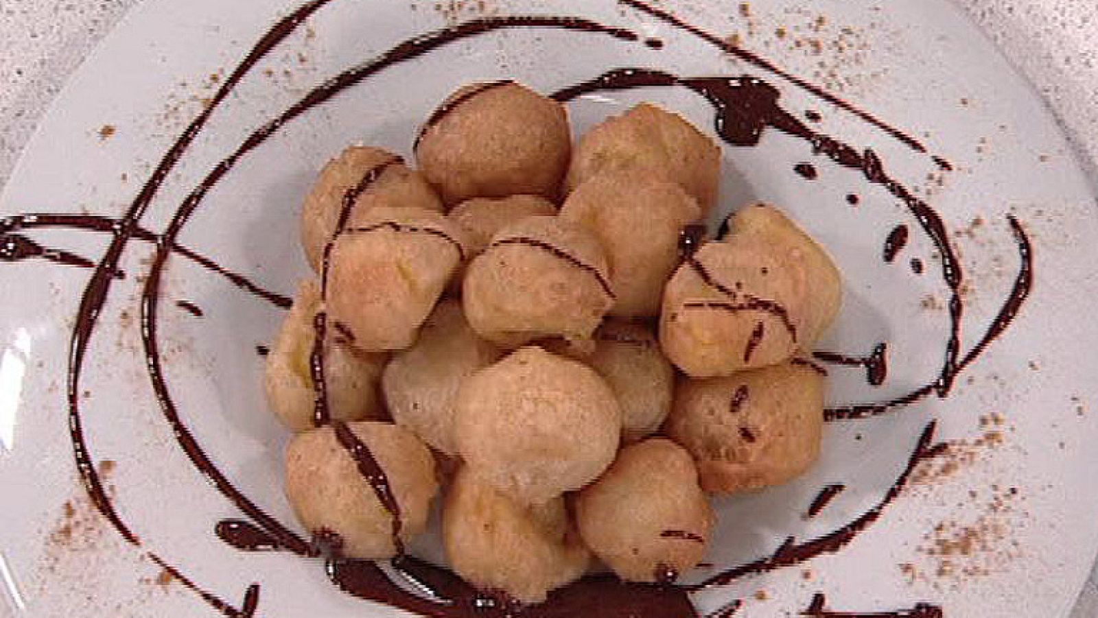 Saber cocinar - Postres - Buñuelos de plátano con ron al chocolate (08/03/2012)