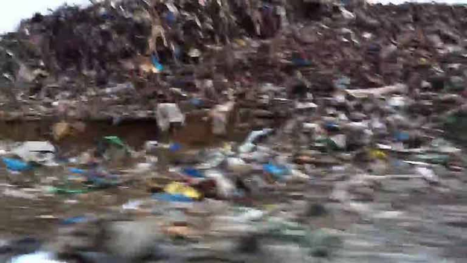 Los enviados especiales a Fukushima de TVE muestran los escombros que aún hay debido al terremoto de Fukushima, que dejó 23 millones de toneladas de desechos.