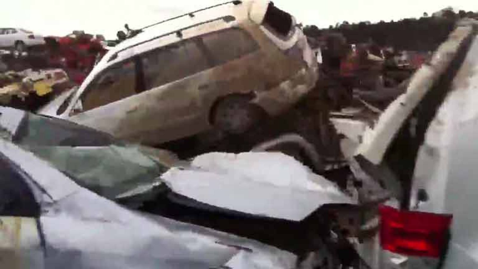 Los enviados especiales de TVE se encuentran con un cementerio de coches en Ishinomaki como muestra de la devastación del tsunami.