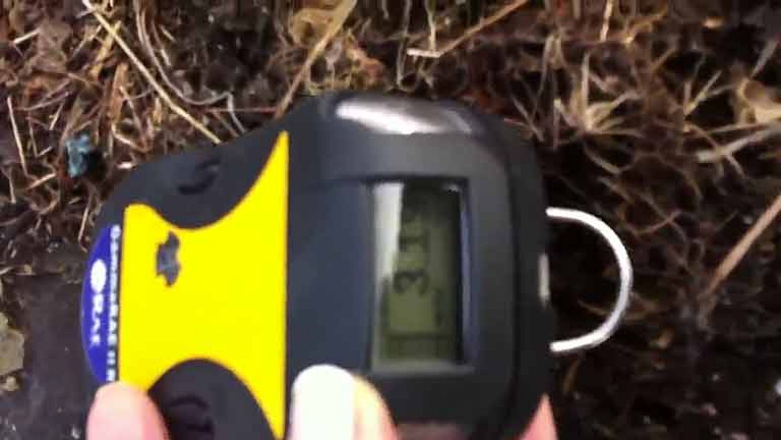 Los enviados especiales de TVE miden la radiactividad en Fukushima.