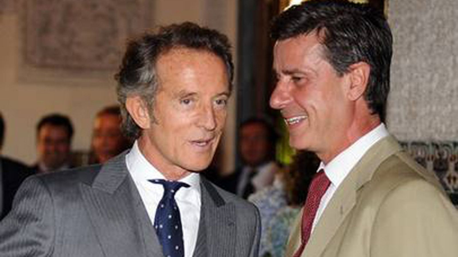 Cayetano Martínez de Irujo con el marido de su madre, Alfonso Díez