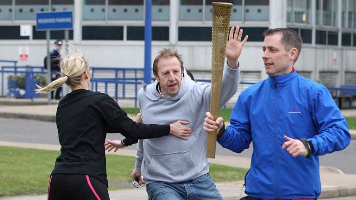 Conexión tdp - Londres 2012 protege a su antorcha