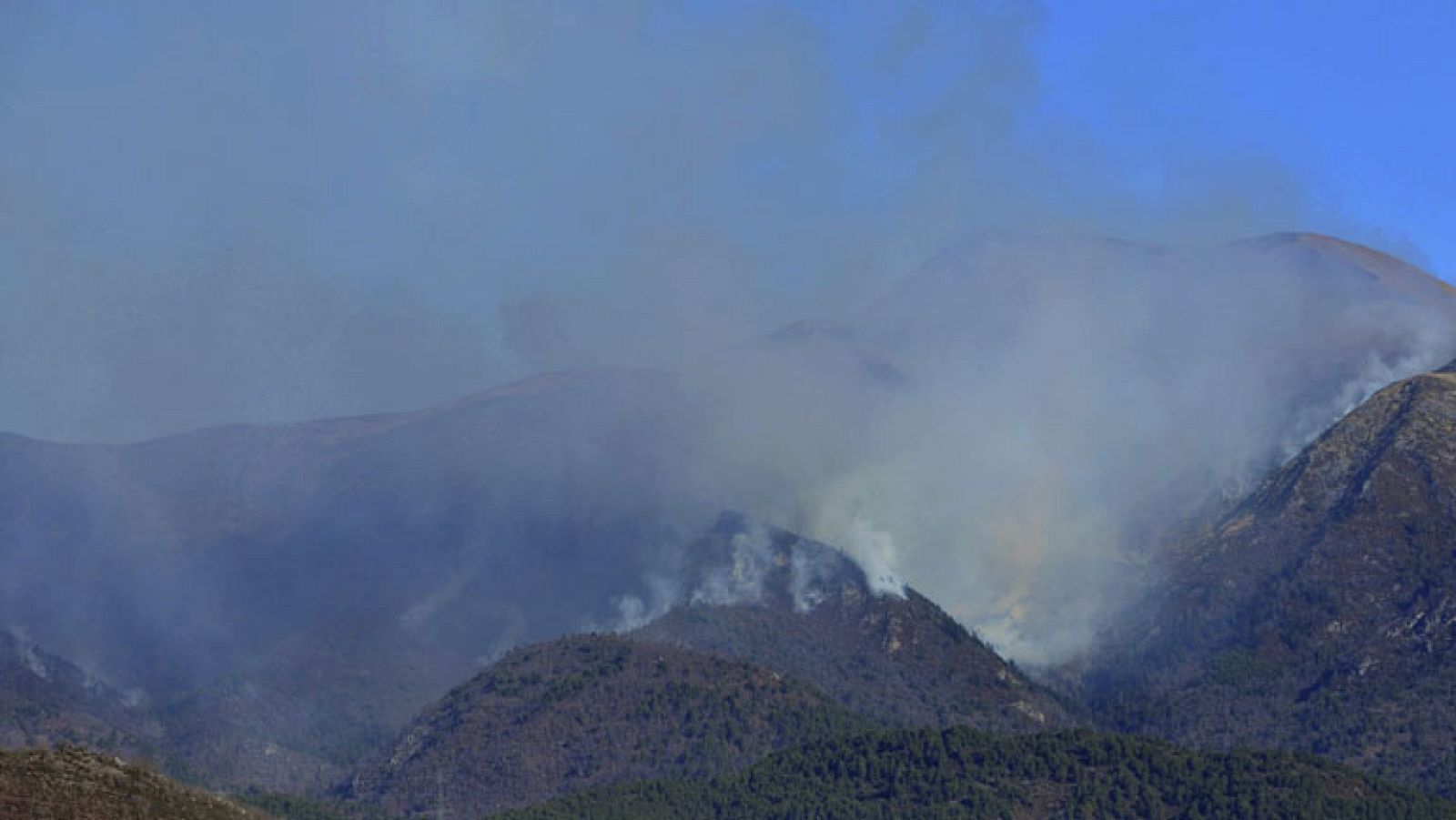 El incendio de La Ribagorza sigue sin control y quema unas 600 hectáreas