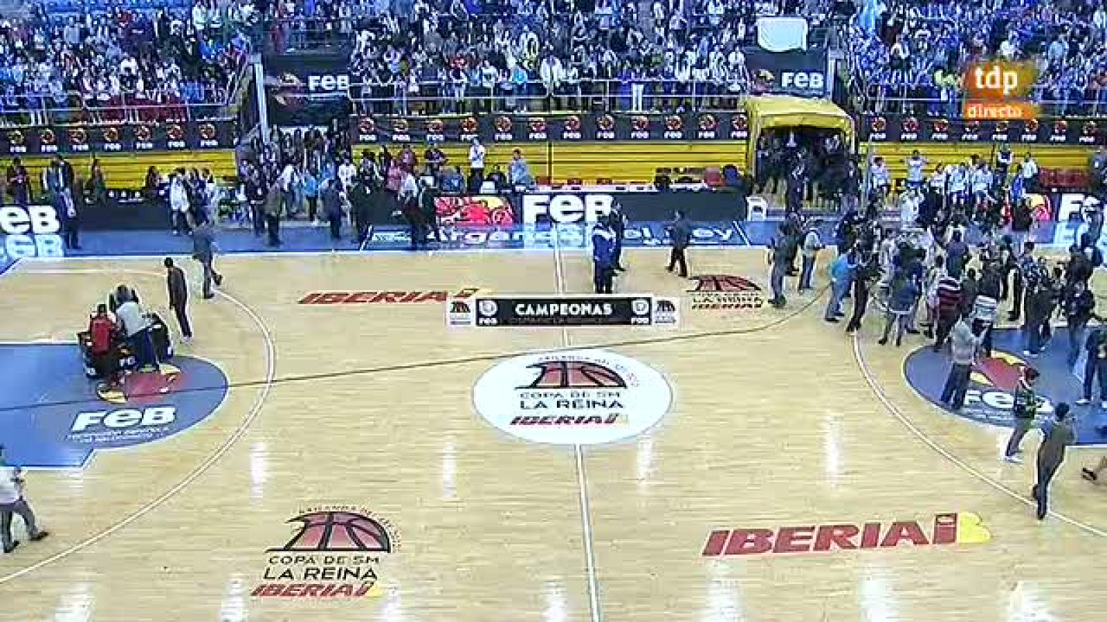 El entrenador del Perfumerías Avenida felicita a sus jugadoras por la victoria en la final de la Copa de la Reina. La capitana, muestra orgullosa el trofeo.
